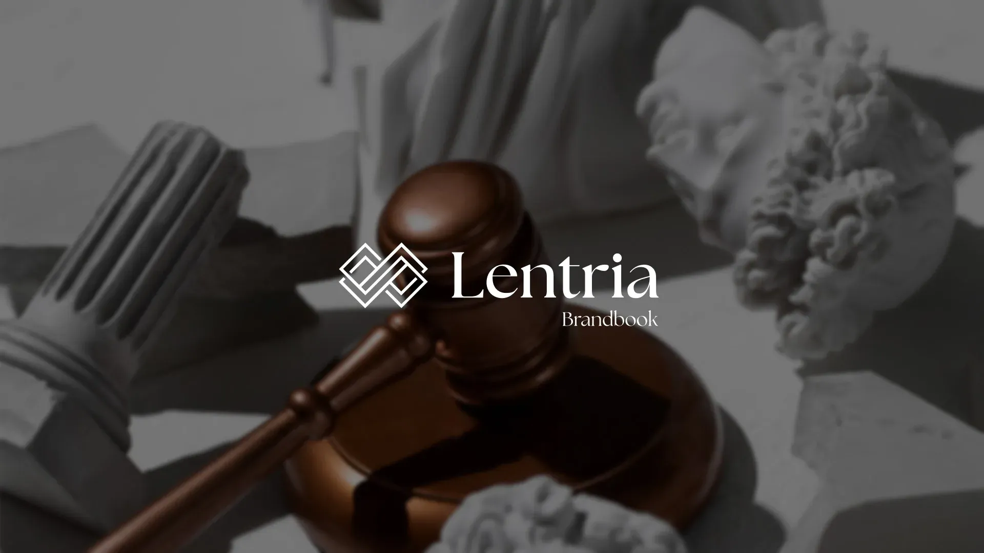 Logo Lentria na szarym tle z rzeźbą i młotkiem sędziowskim