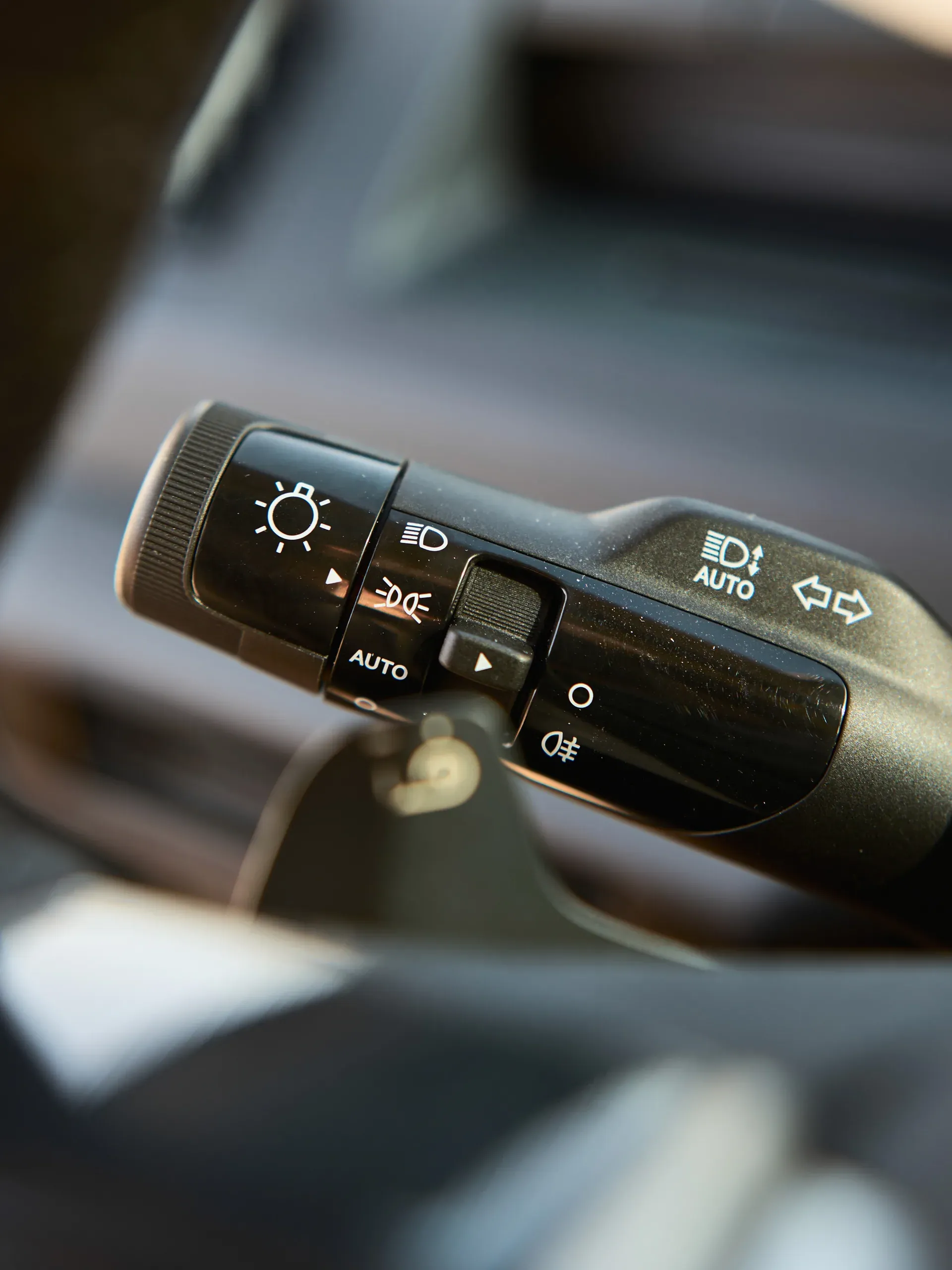 Przełącznik świateł z trybem AUTO we wnętrzu Kia PV5
